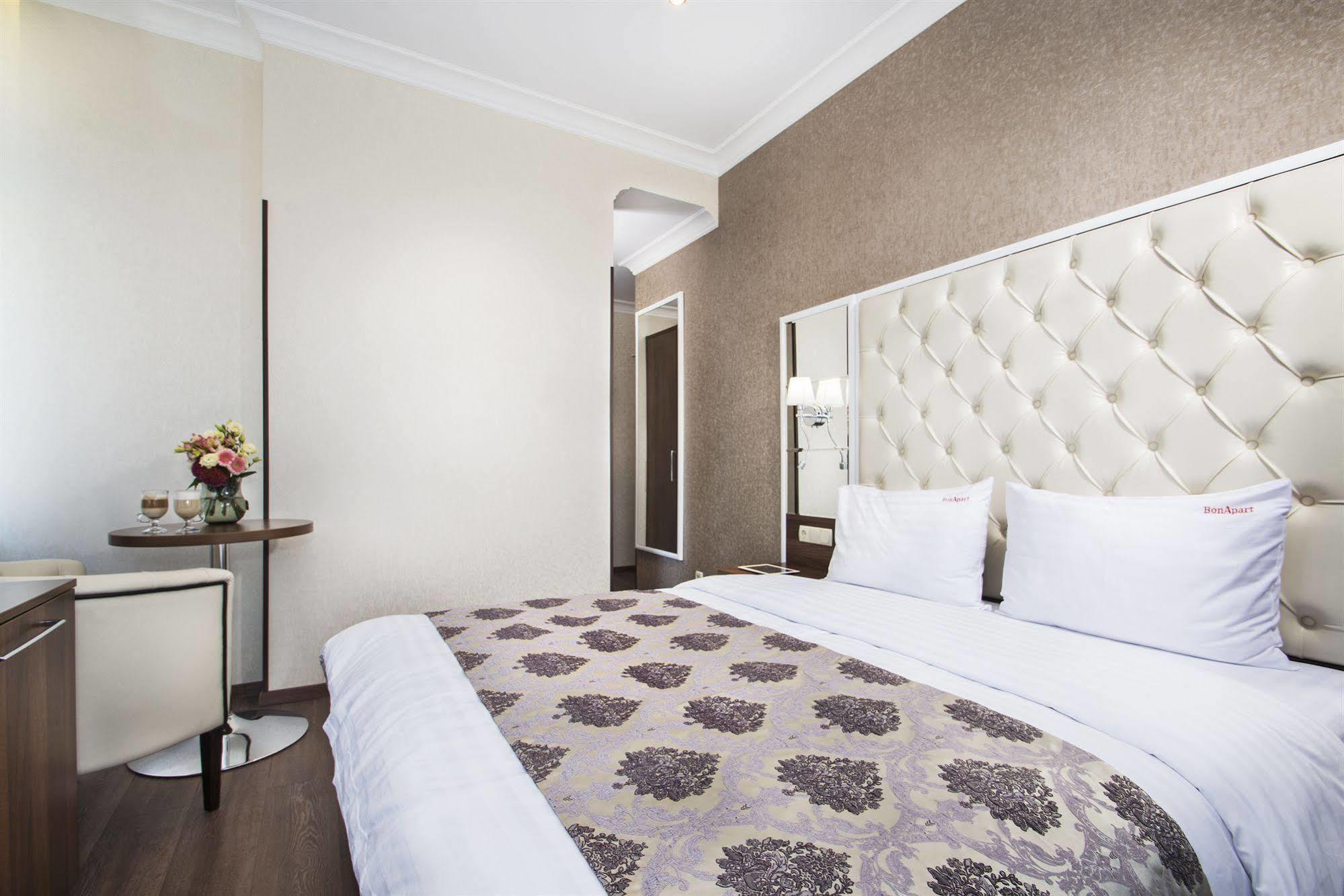 Bonapart Hotel By Uhm Kiev Exterior foto