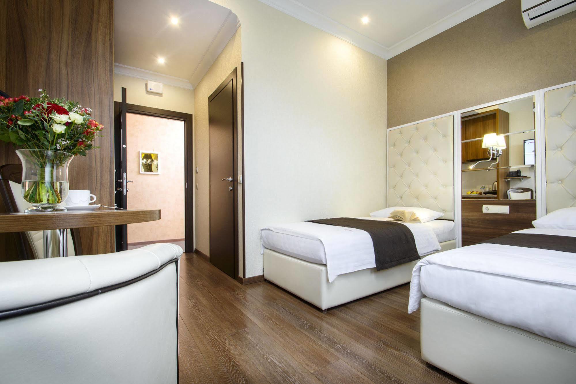 Bonapart Hotel By Uhm Kiev Exterior foto